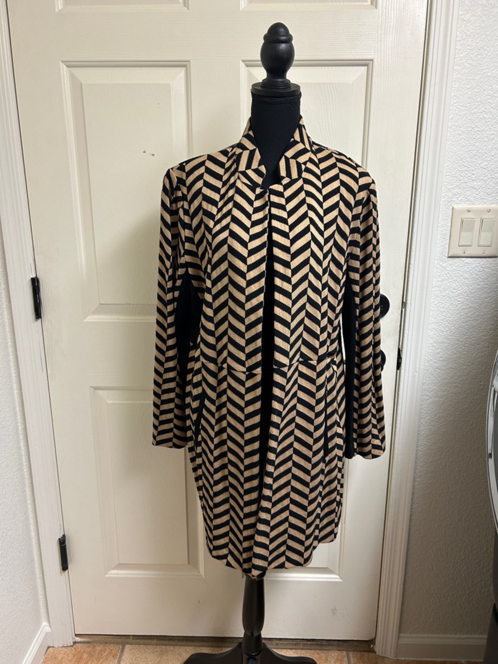 Chico's geometric jacquard duster jacket in black and tan, herringbone pattern,